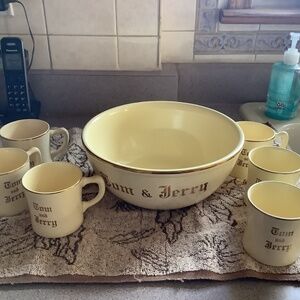 Vintage Tom and Jerry Homer Laughlin punch bow with 6 cups
